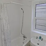 Self-Contained 1Br Flat With Free Parking & Wifi