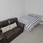 Self-Contained 1Br Flat With Free Parking & Wifi