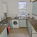 Self-Contained 1Br Flat With Free Parking & Wifi